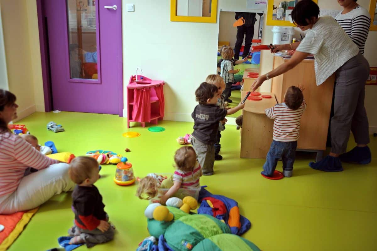 Crèche en France, un bébé de 11 mois abandonné par erreur, la polémique enfle