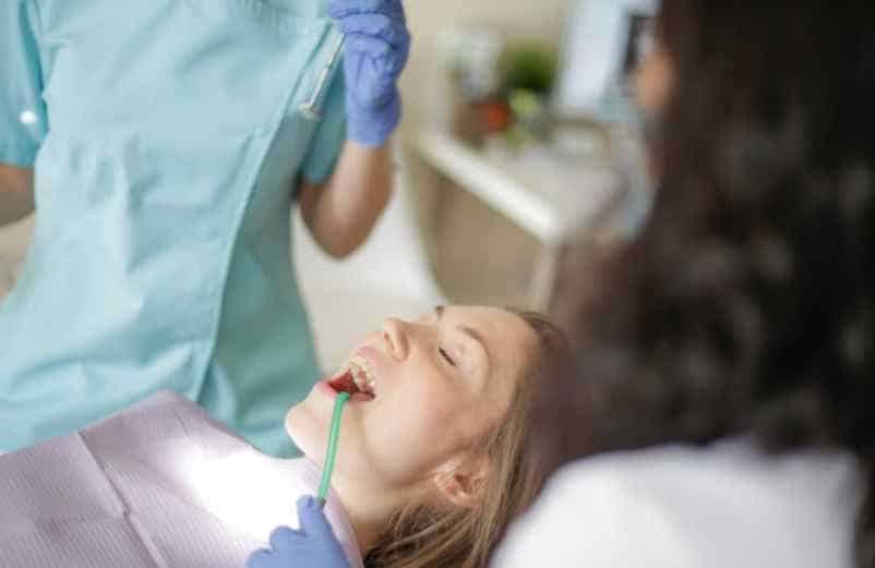 Quand faut-il consulter un dentiste pour une douleur aux gencives ? Lulu Nature