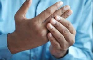 Fourmillements aux bouts des doigts : causes fréquentes et quand consulter ? Lulu Nature
