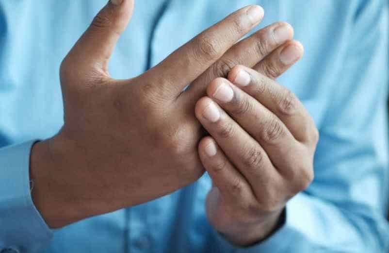 Fourmillements aux bouts des doigts : causes fréquentes et quand consulter ? Lulu Nature