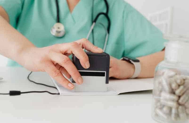 Fourmillements dans les doigts : quand faut-il consulter un médecin ? Lulu Nature