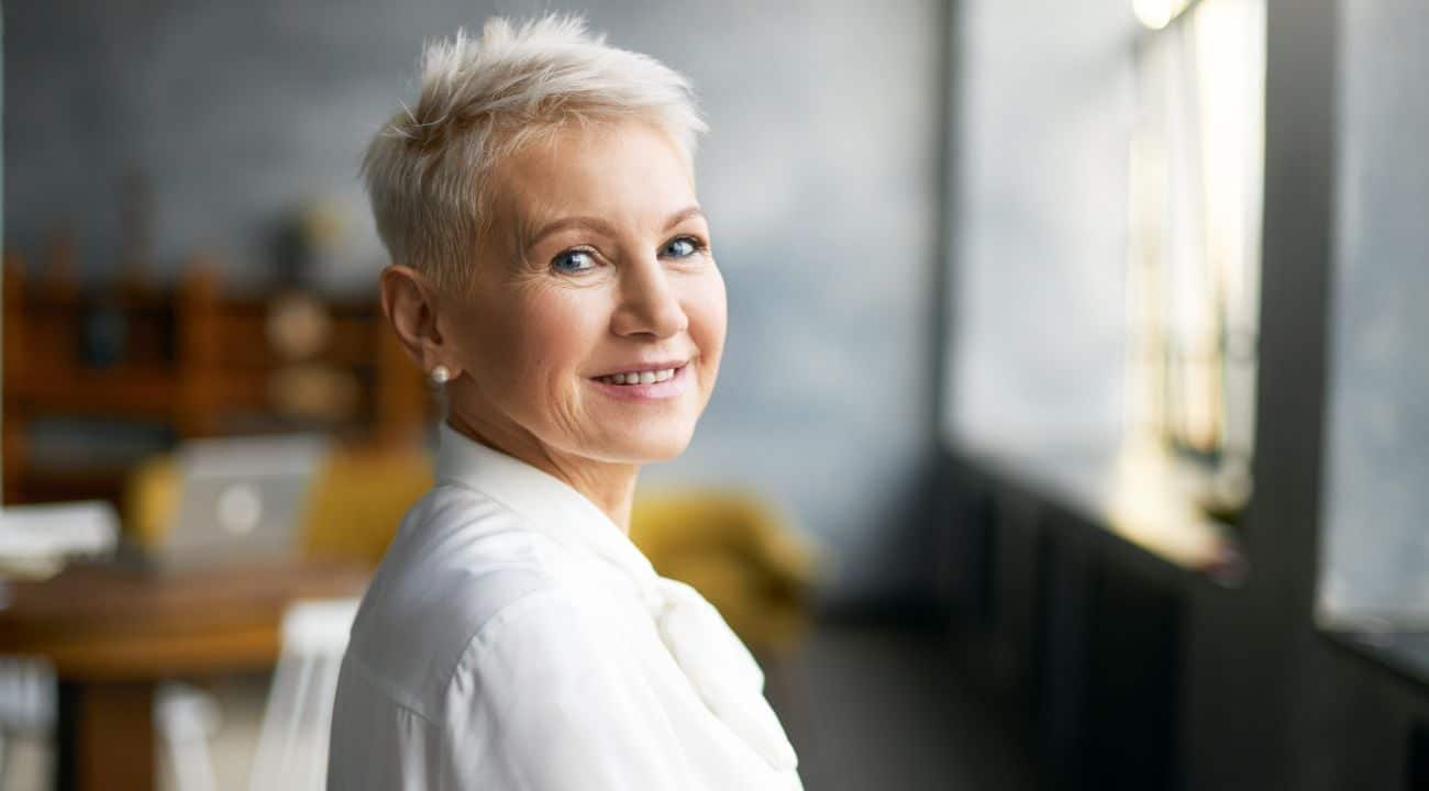 Cheveux courts après 50 ans :
ces coiffures "effet anti-âge" sont idéales pour les cheveux fins
selon une experte