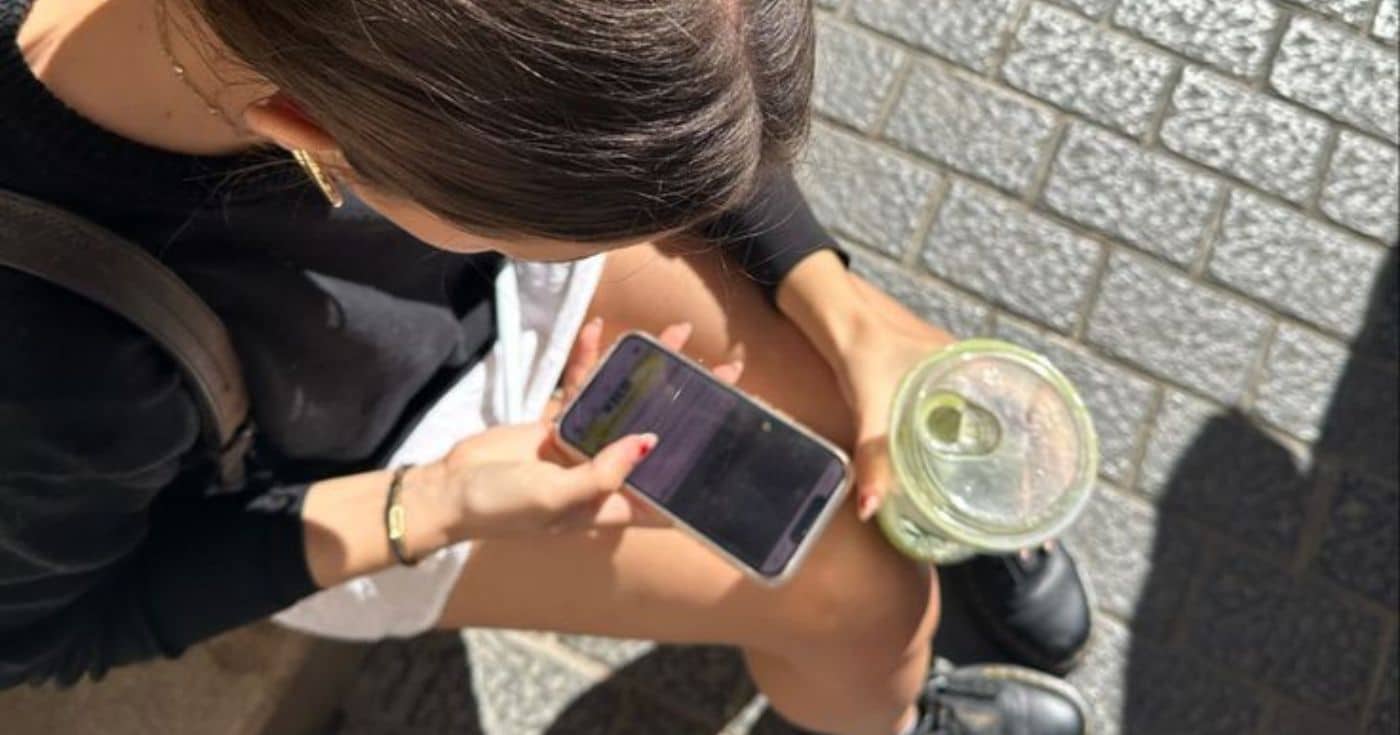 Ce simple geste quotidien nous empêche de trouver le bonheur, d’après un expert