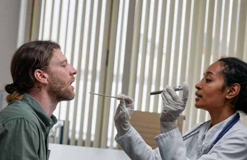 Glaires coincées dans la gorge : quand consulter un médecin ORL ? Lulu Nature