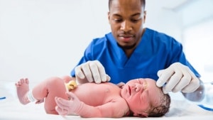 Score d'Apgar : à quoi sert ce test effectué à la naissance de bébé ?