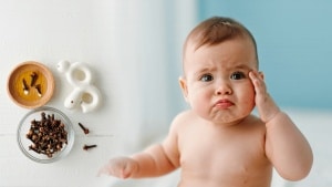 Poussées dentaires de bébé : le clou de girofle est-il efficace ?