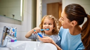 Voici pourquoi le brossage du soir est crucial pour les dents de vos enfants
