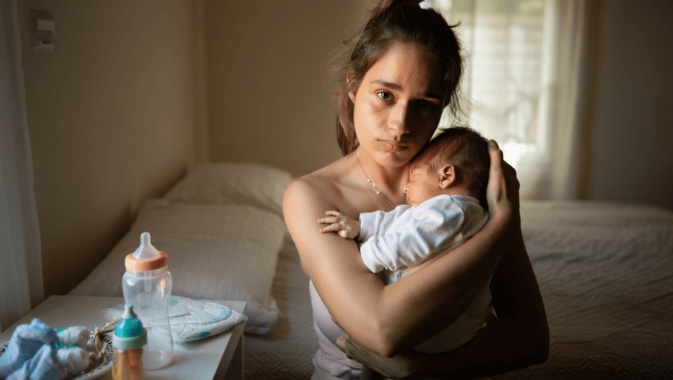 « Dors quand bébé dort » : pourquoi ce conseil est malvenu selon une sage-femme