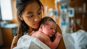 Bébé vient de naître : faut-il consulter un ostéopathe dans les premières semaines ?