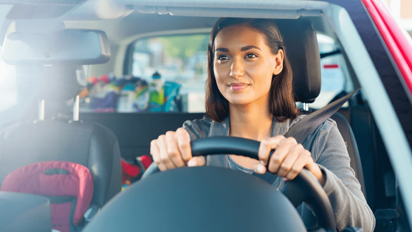 Quelle voiture choisir quand on est maman solo ? Budget, sécurité, espace… les critères essentiels