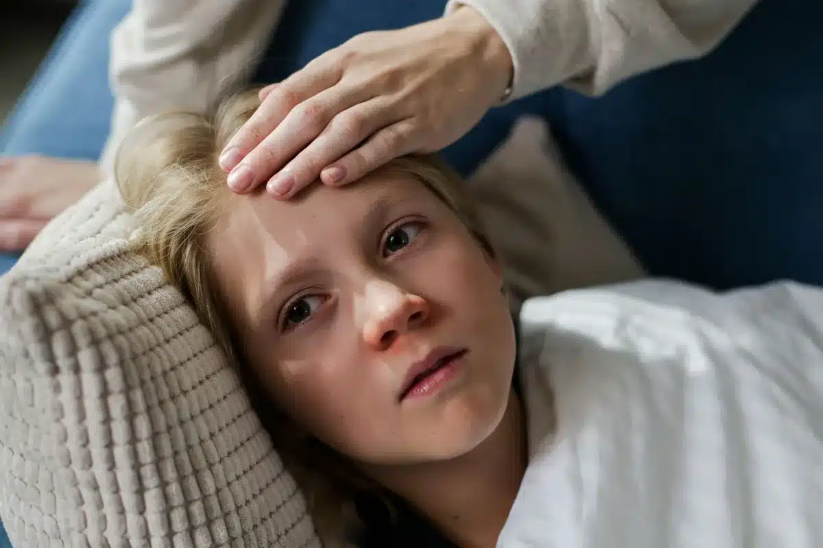 Enfant chez le médecin pour une consultation sur une infection auriculaire
