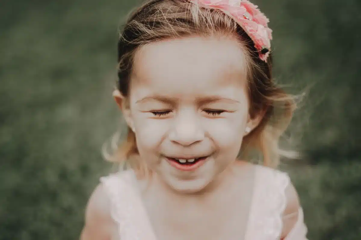 Gros plan de l'oreille d'un enfant avec des petites boucles d'oreilles délicates