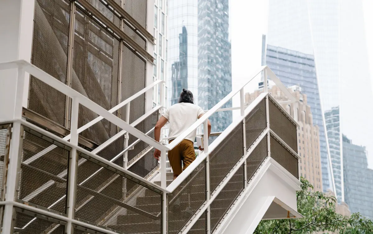 Personne montant les escaliers plutôt que prendre l'ascenseur