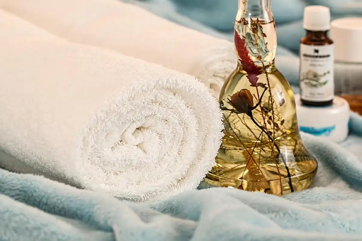 Bouteille d'huile essentielle avec compte-gouttes sur une surface sécurisée