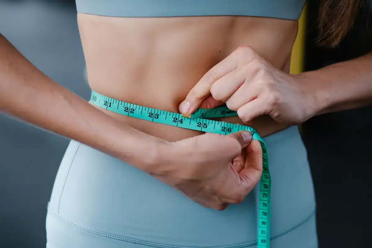 Mesure du tour de taille pour évaluer la graisse abdominale