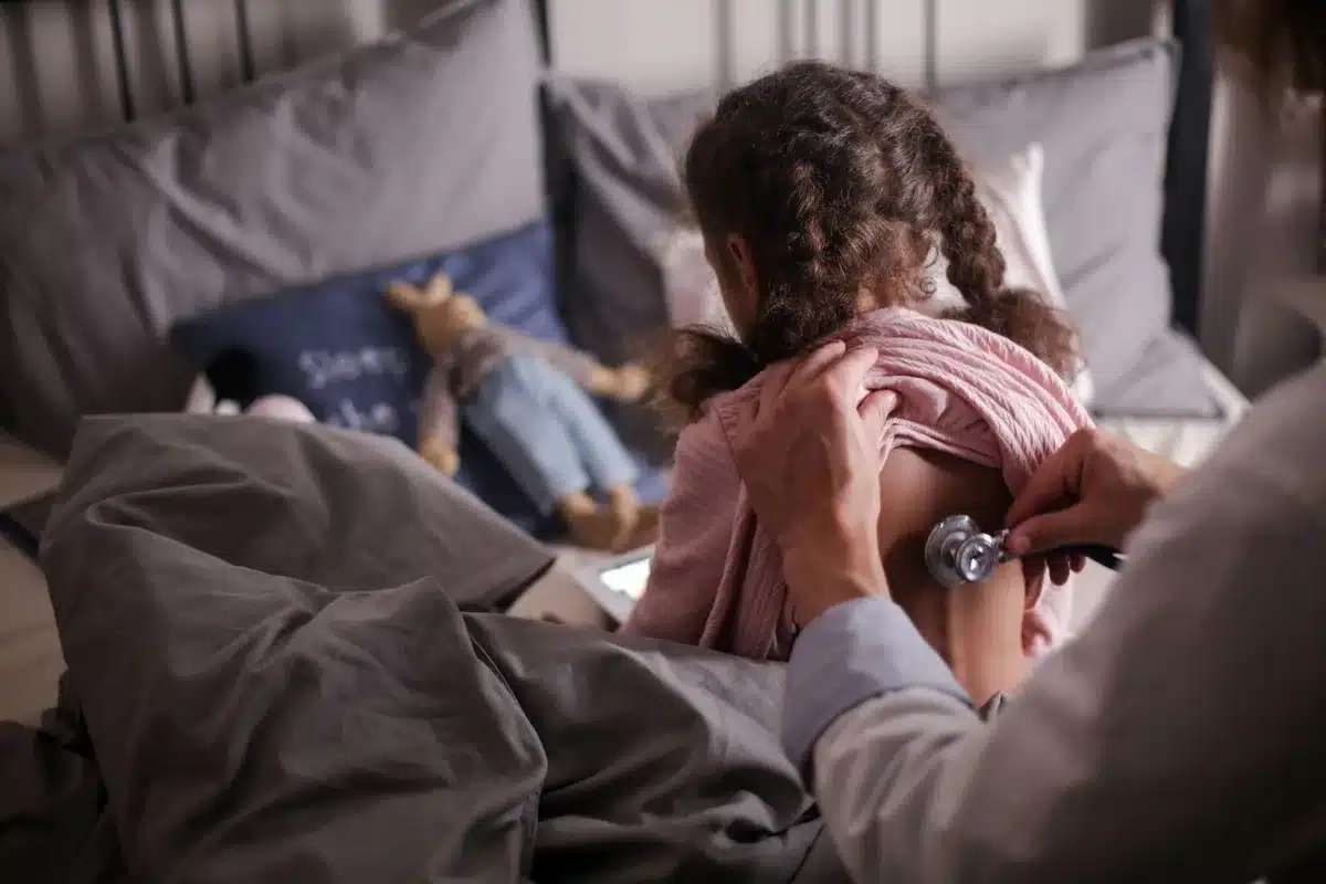Un pédiatre examinant un bébé lors d'une consultation médicale