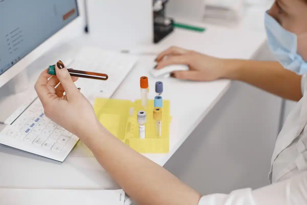 Test d'immunohématologie en laboratoire pour déterminer les groupes ABO et Rh