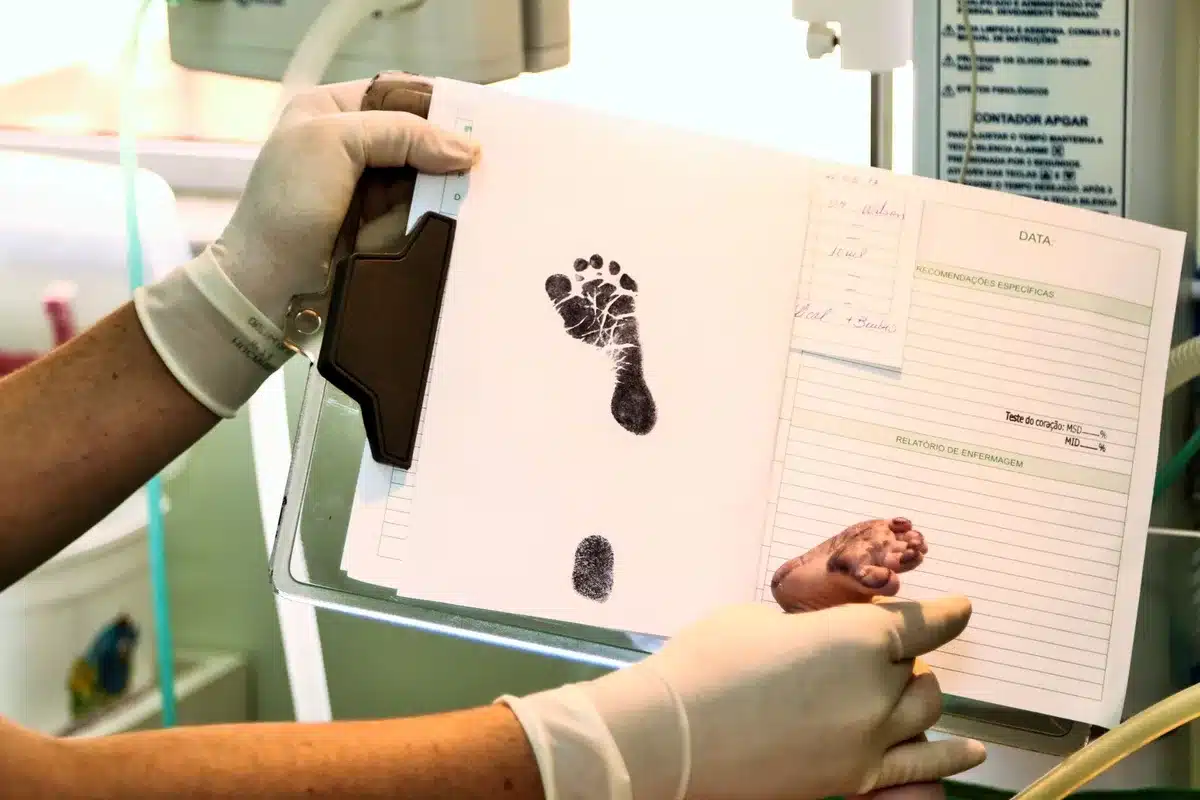 Parent consultant le carnet de santé du nouveau-né à la sortie de maternité