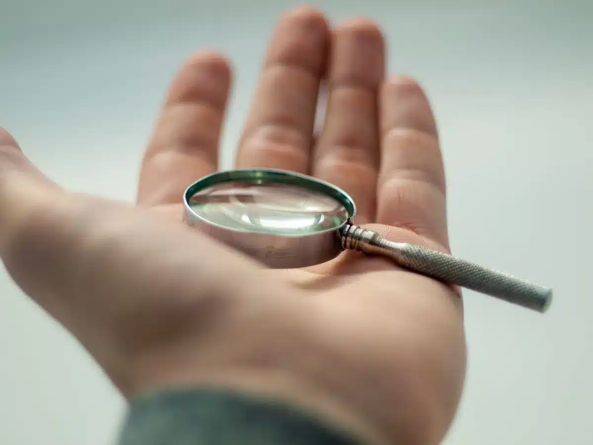 Inspection détaillée de la peinture et des articulations d'une poupée vintage
