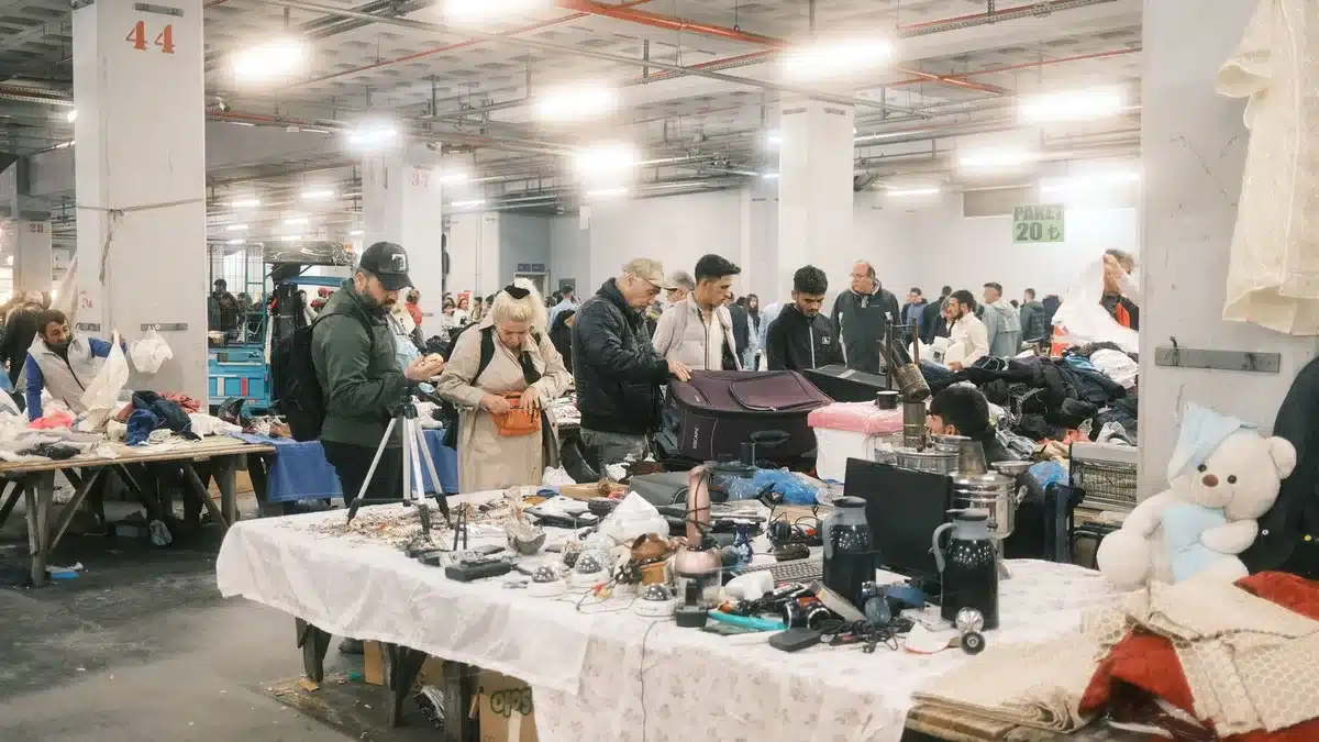 Photographier une poupée sous plusieurs angles pour une annonce de vente en ligne