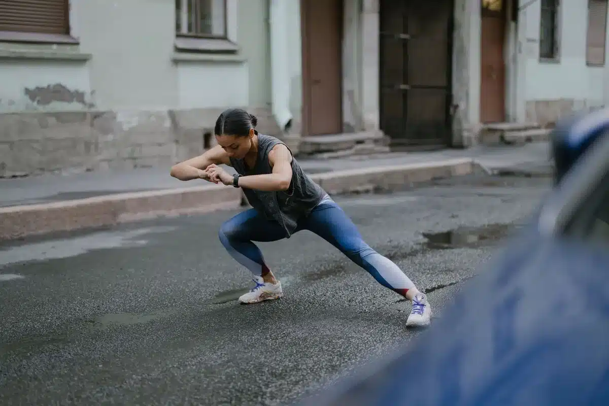 Femme pratiquant plusieurs types d'exercices : musculation, yoga et cardio