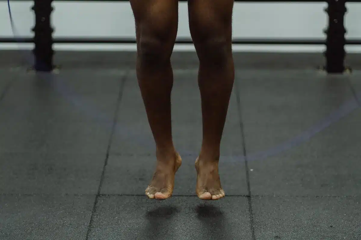 Femme faisant de la corde à sauter avec une bonne posture et technique correcte