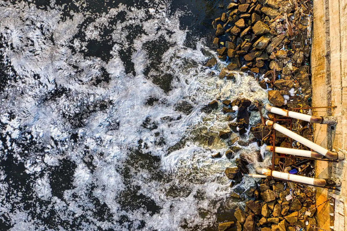 Risques de contamination liés à l'eau non bouillie et aux récipients mal nettoyés