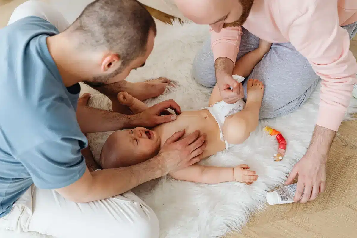Préparation minutieuse d'une solution nasale avec ustensiles stériles et eau bouillie refroidie