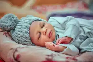 Parent et bébé lors d'un examen médical pédiatrique du visage