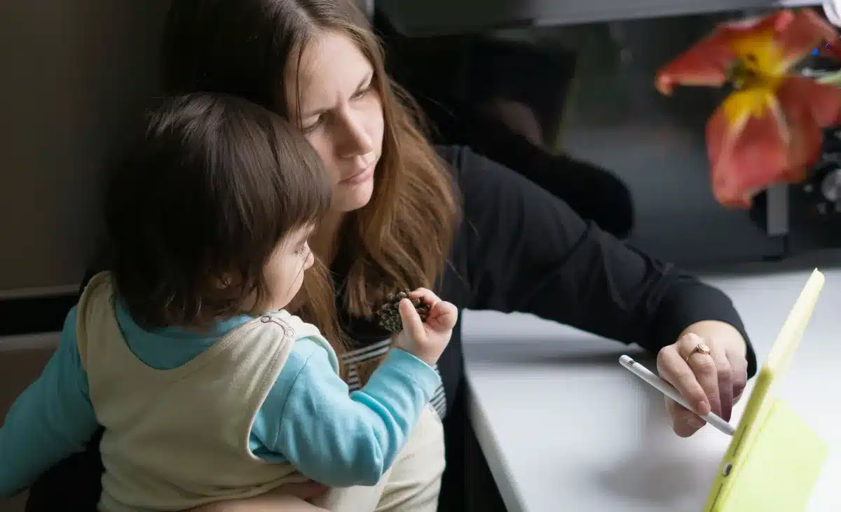Un bébé regardant un écran avec attention et fascination