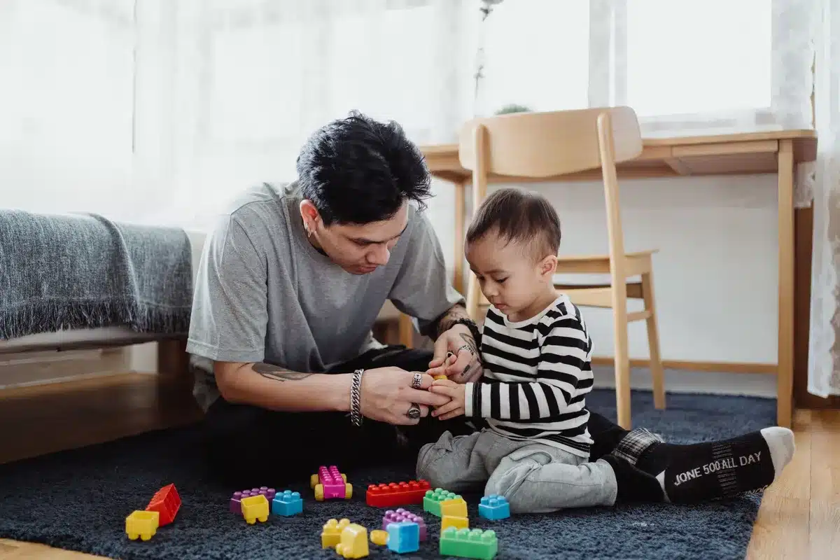 Un parent et un enfant jouant ensemble à une activité interactive sans écran