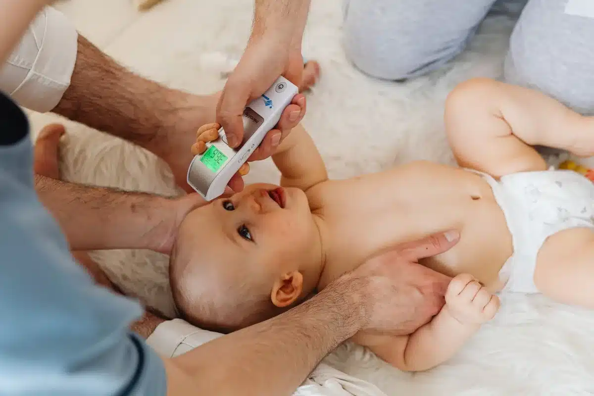 Zones de vérification de la température chez bébé : nuque, haut du dos et ventre