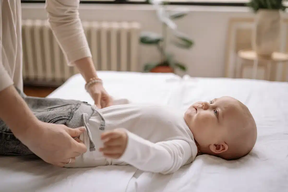 Bébé vêtu de plusieurs couches de vêtements faciles à ajouter ou retirer