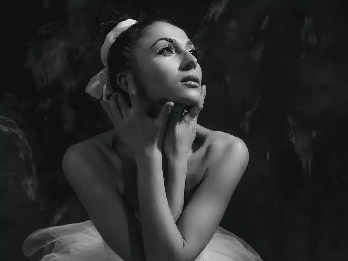 Femme en pose réfléchie, symbolisant un choix artistique délibéré.