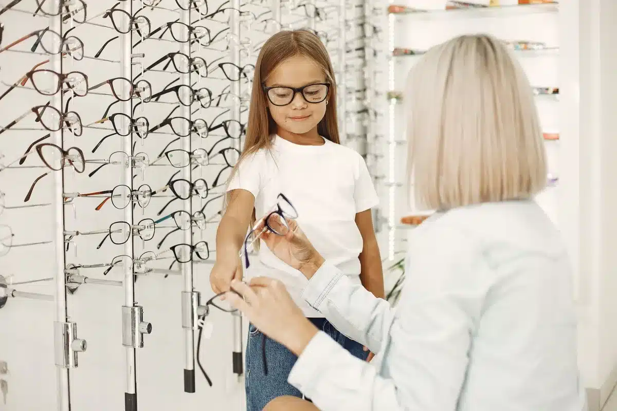 Enfant portant des lunettes de correction pour améliorer l'alignement des yeux