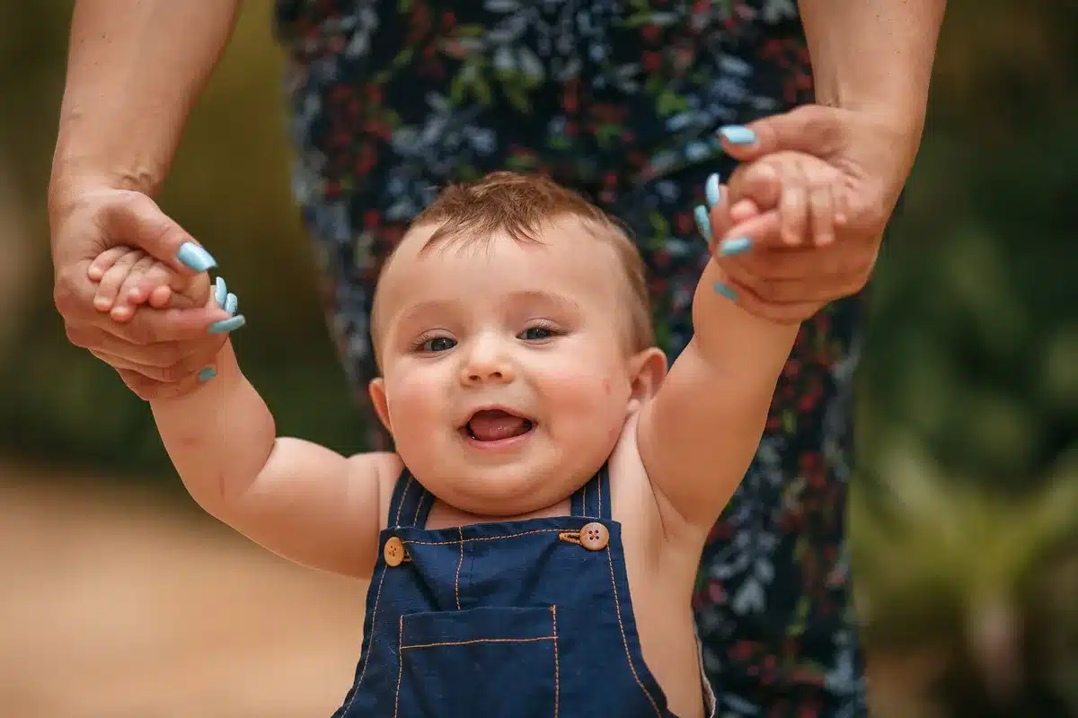 Mère consultant la courbe de croissance de son enfant sur le carnet de santé