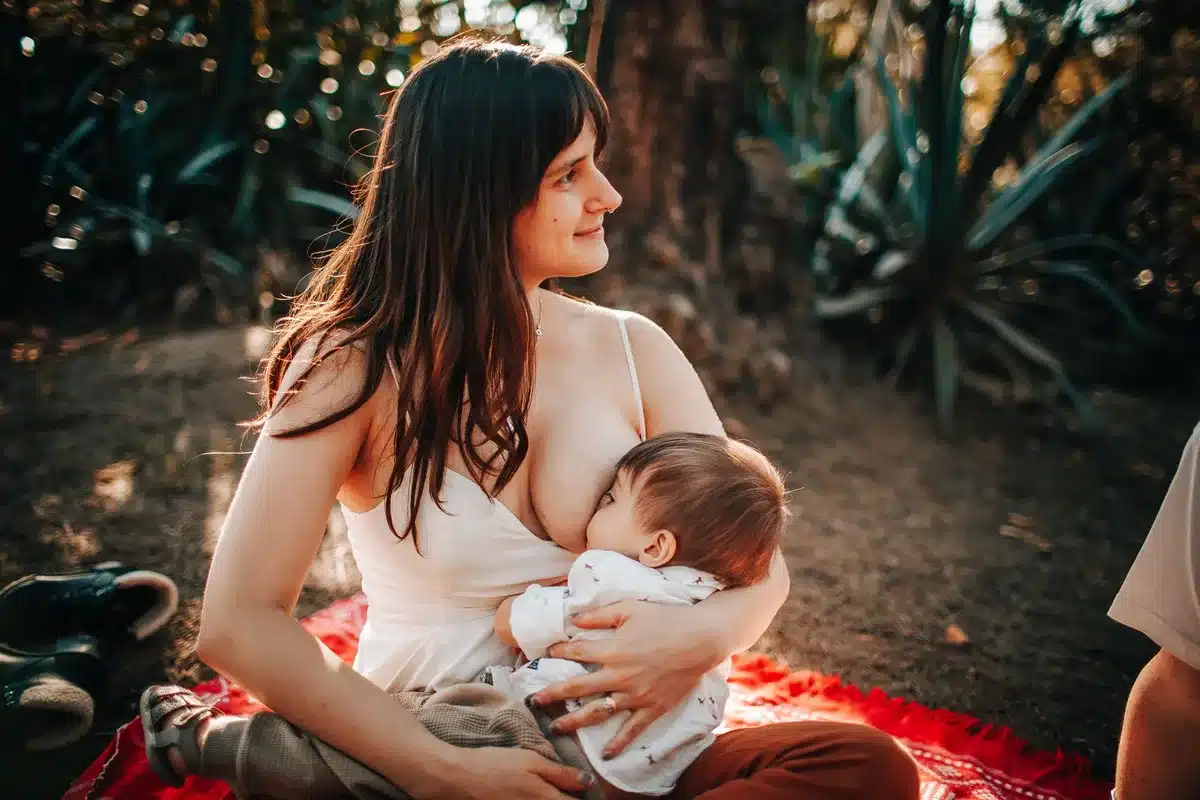 Mère allaitant son bébé dans une position confortable et détendue