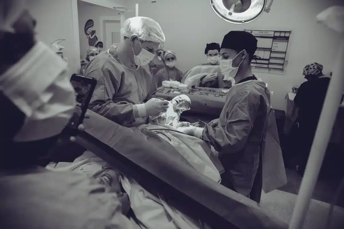 Salle d'opération hospitalière avec équipement médical pour une naissance
