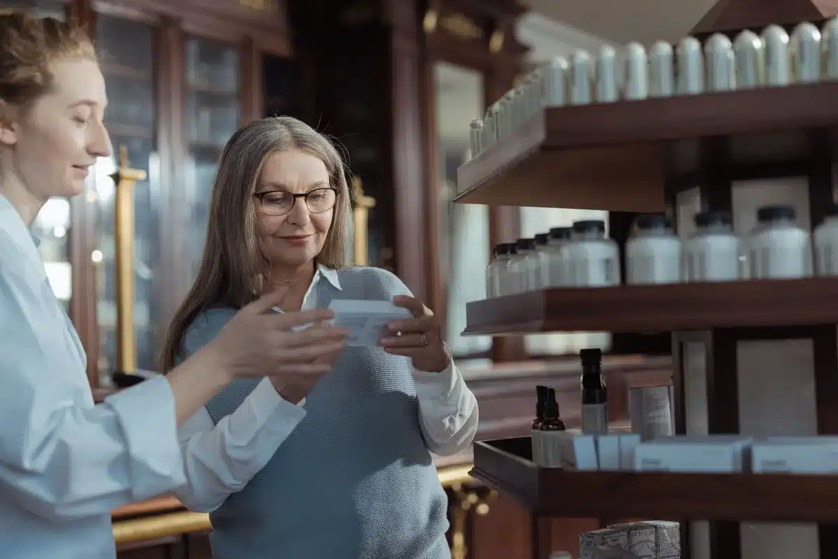 Femme consultant un pharmacien ou vendeur spécialisé en boutique