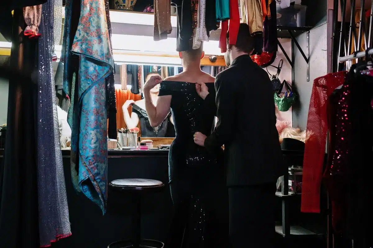 Préparation des tenues et retouches de costumes avant une grande compétition