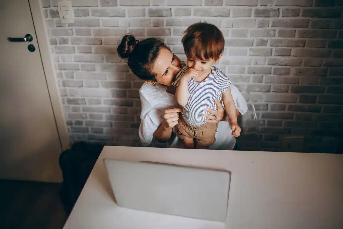 Mère travaillant à domicile avec son enfant à proximité