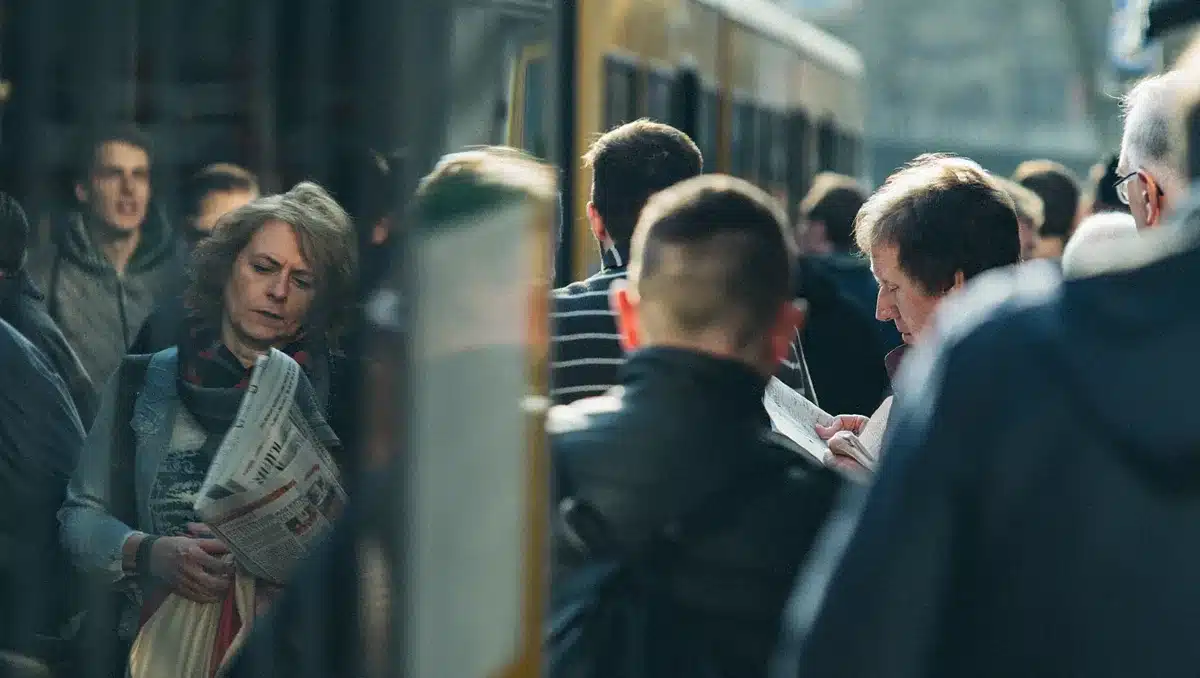 Erreurs courantes quand on lit des témoignages étrangers — Prendre un témoignage individuel pour la norme sans chercher d'autres perspectives. Ignorer les variables locales comme la taille de la ville, le type d'emploi ou la présence de la famille élargie. Projeter