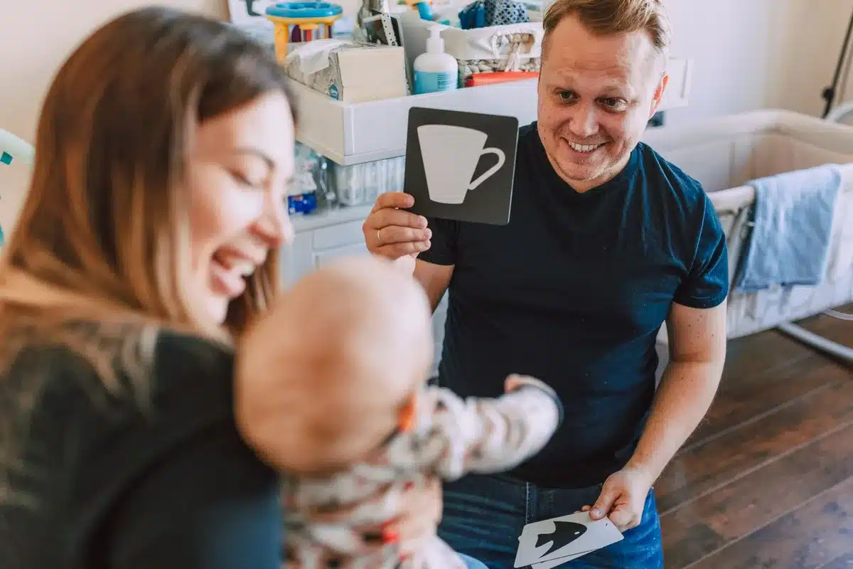 Bébé lors d'une séance de stimulation douce et adaptée aux premiers mois
