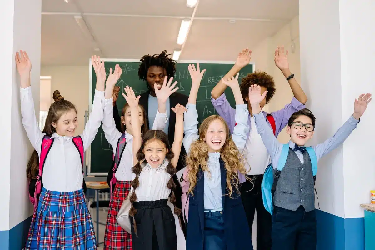 Enfants en classe inclusive partageant un moment d'apprentissage ensemble