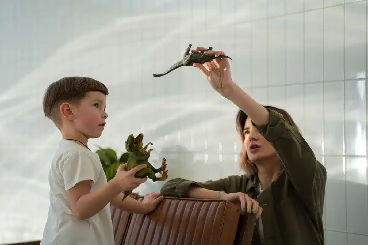 Parent et enfant en interaction bienveillante lors d'une activité ludique à la maison