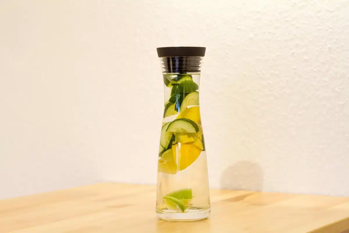 Tasse d'infusion au gingembre et verre d'eau citronnée sur une table