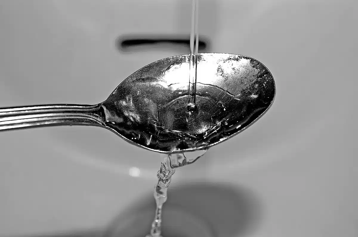 Rinçage d'une culotte à l'eau froide dans un lavabo