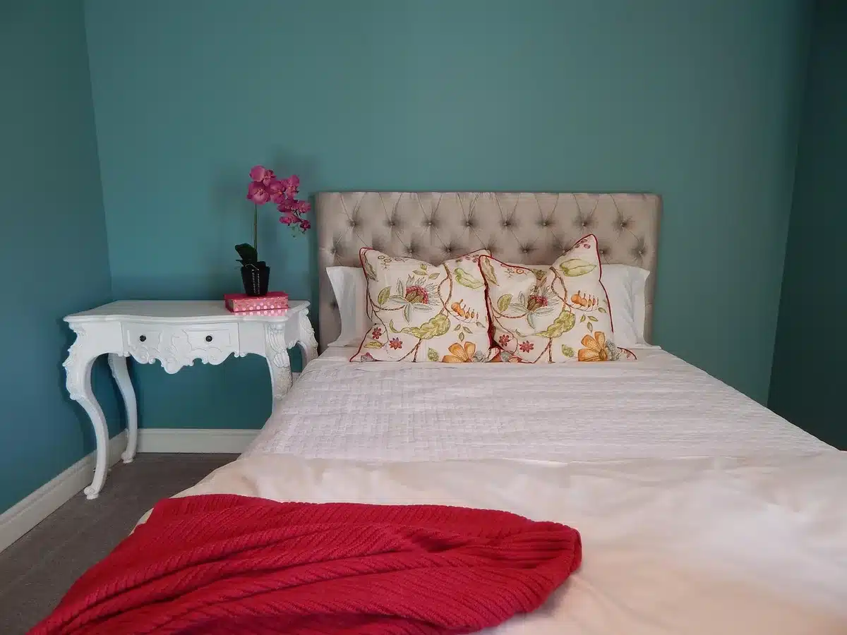 Literie fraîchement aérée avec taie de coussin posée près d'une fenêtre ouverte