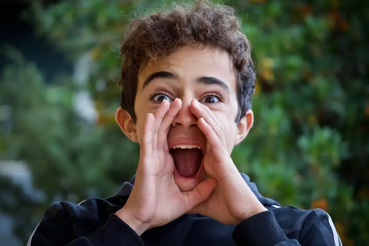 Une adolescente filmant une courte vidéo sur son téléphone dans un cadre domestique