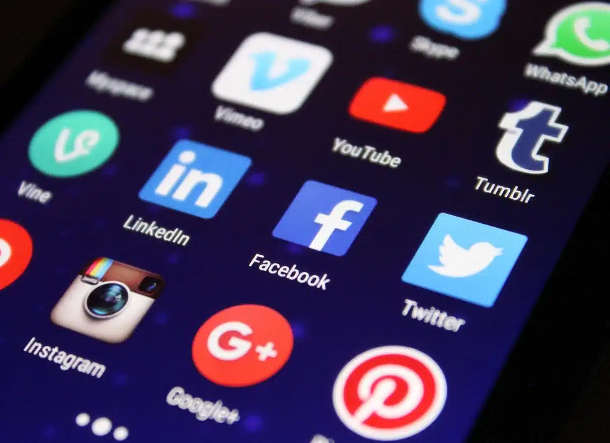 Femme mûre affichant confiance et assurance sur les réseaux sociaux